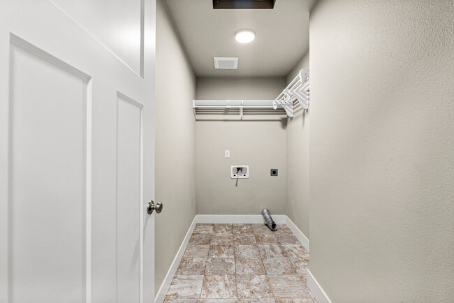 Building Photo - Modern 4-Bed Tacoma Home | Energy Efficien...
