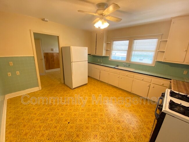 Building Photo - 821 W Garfield St