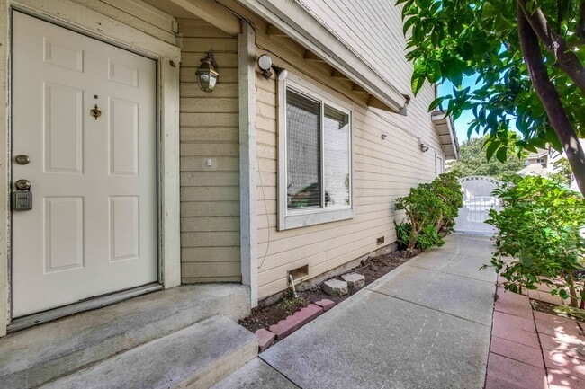 Building Photo - Hardwood Floors- A/C- Full Bedroom and Bath on First Floor: Fresh Paint