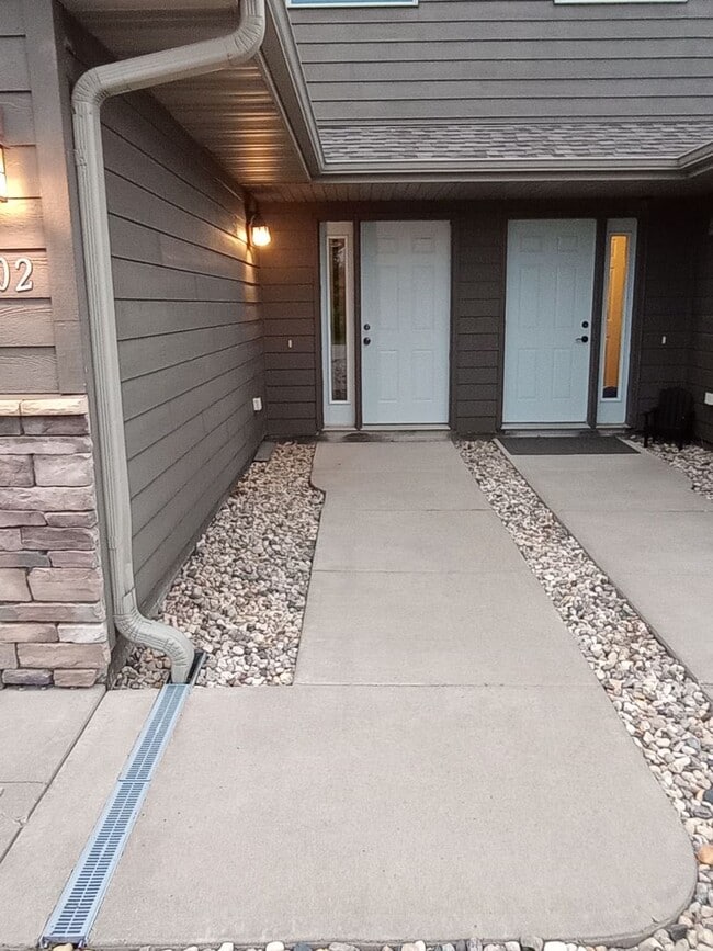 Building Photo - Two bedroom one bathroom w/ single garage