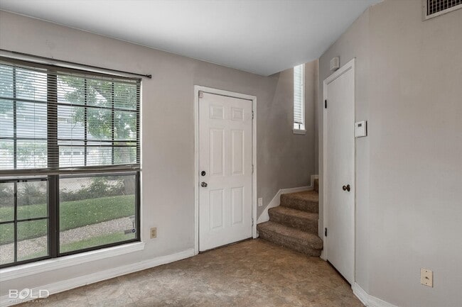 Building Photo - 236 Settlers Park Dr