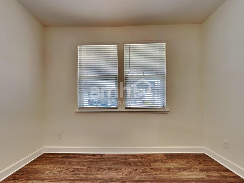 Building Photo - 437 Sandstone Dr