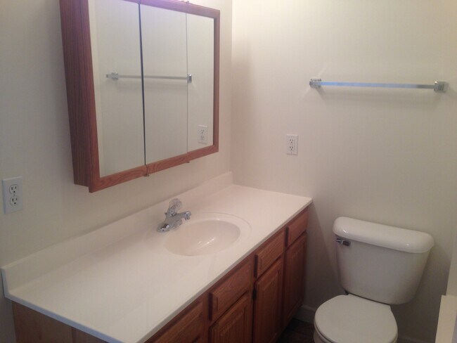 Building Photo - 2345 Meadowpoint Dr