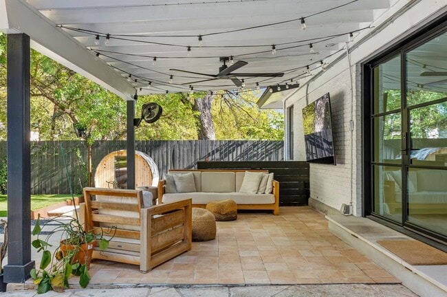 Building Photo - 1604 Elmhurst Dr