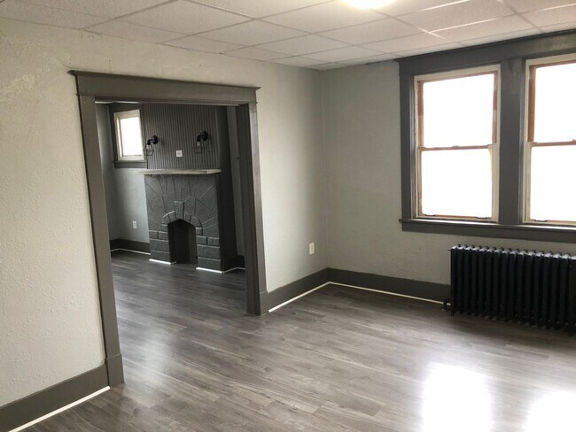 Building Photo - McKees Rocks / Sheraden / Windgap - 1 BR, 2nd floor Apartment - Section 8 Welcome!