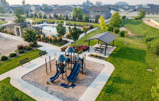 Building Photo - Like New Home With Community Pool!