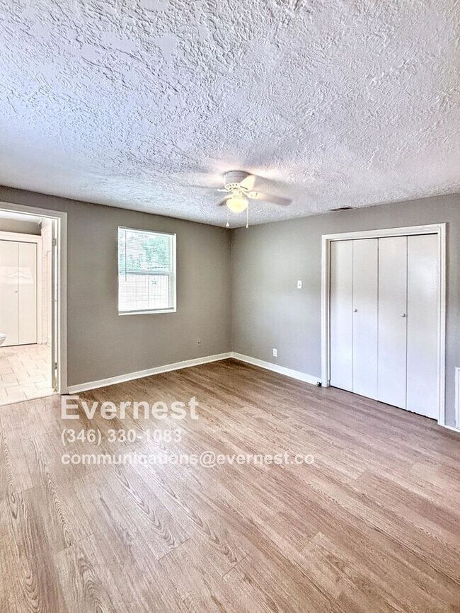Building Photo - 3-Bedroom, 2-Bath Home with Pool and Conve...