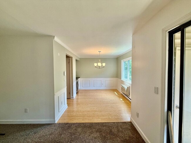 Building Photo - Charming 3 BR / 2 BA Top-Floor Condo | Blackberry Hill Village