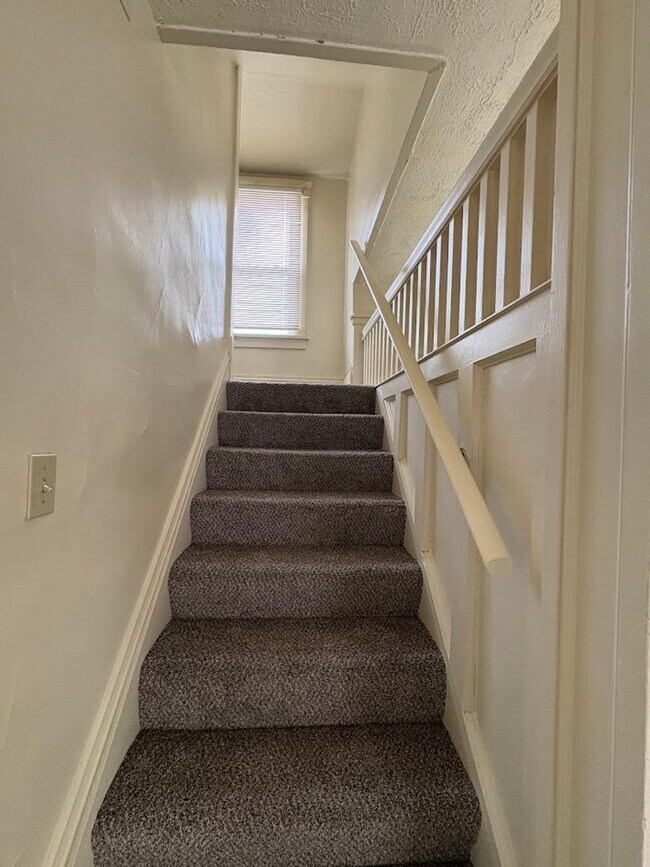 Building Photo - Three bedroom one bathroom home for rent