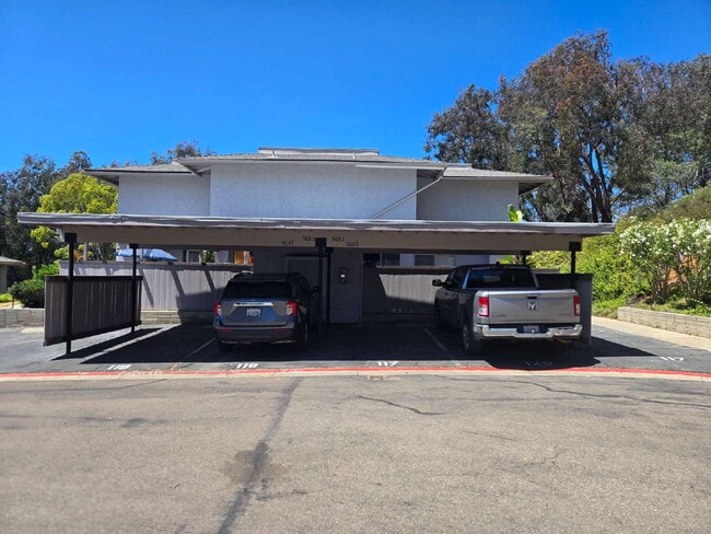 Building Photo - Spacious 3-bed, 2-bath condo is located in the heart of UTC, right on the UCSD bus line! It featu...