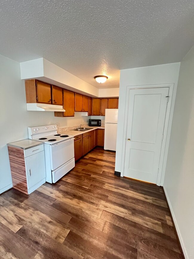 Building Photo - Spacious 1 Bedroom Apartment! Available August 1st