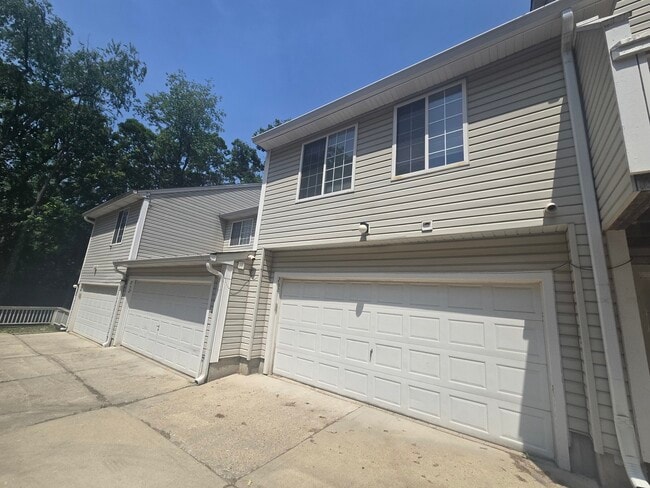 Building Photo - 250 W Whispering Oaks Ln