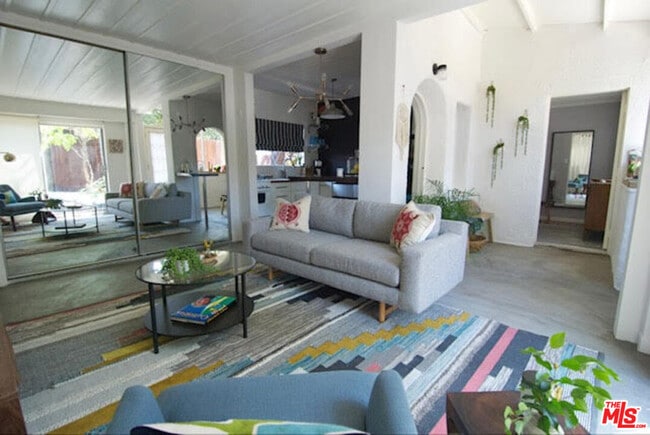 Building Photo - 1518 N Stanley Ave