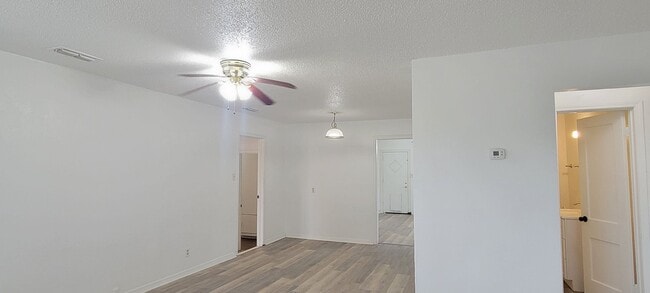Building Photo - GREAT LARGE HOME