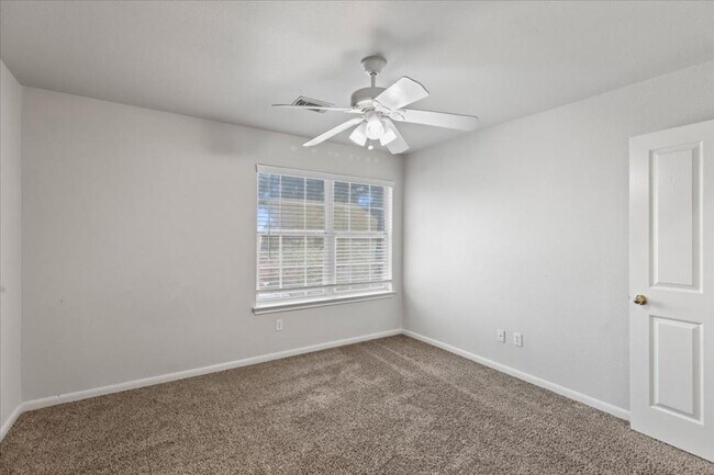 Building Photo - 208 Valona Dr