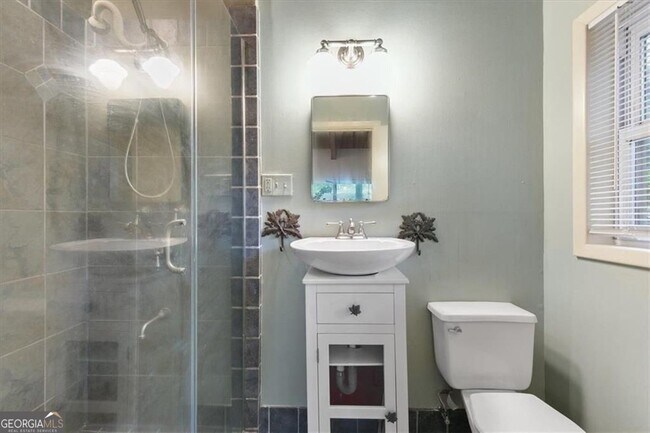 Building Photo - 2627 Woodacres Rd NE