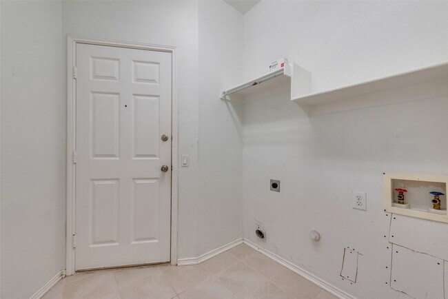 Building Photo - 2600 Spring Dr