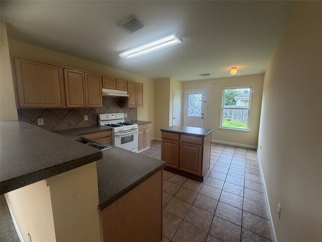 Building Photo - 8103 Forest Glen Dr