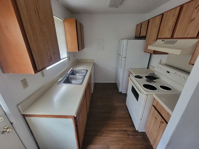 Building Photo - 2 bed,1.5 bath Rent