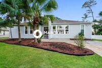 Building Photo - 3 Bedroom Pet-Friendly Home in Fort Myers, FL with Main Street Renewal