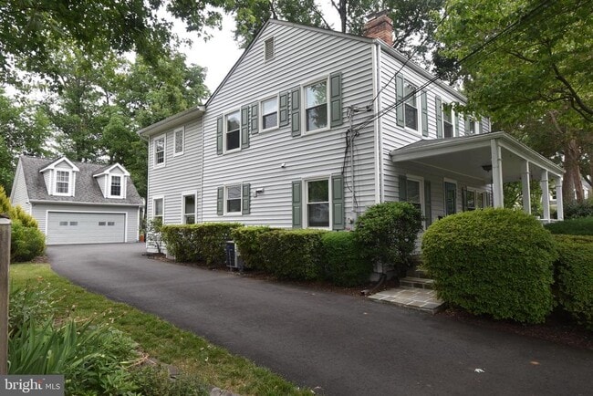 Building Photo - 2901 Meadow View Rd