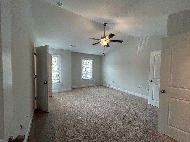 Building Photo - Like NEW Luxury 2-story townhome 2 bedrooms and 2.5 baths + Flex room + 1 car garage in High Point