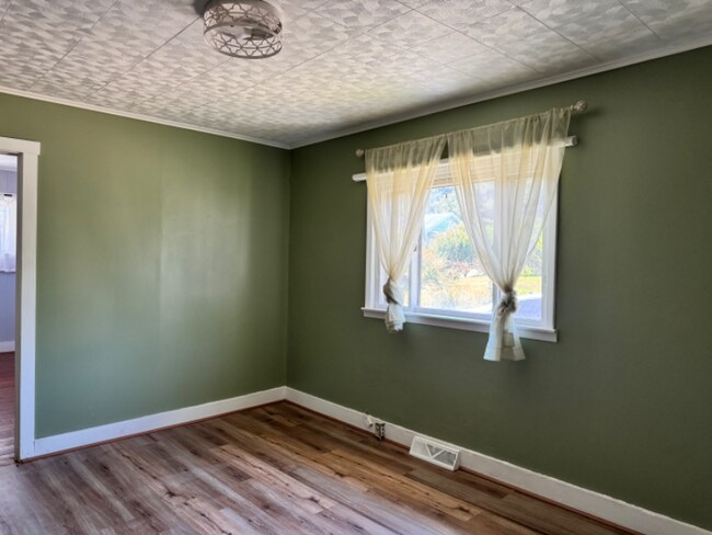 Building Photo - 105 Maher St