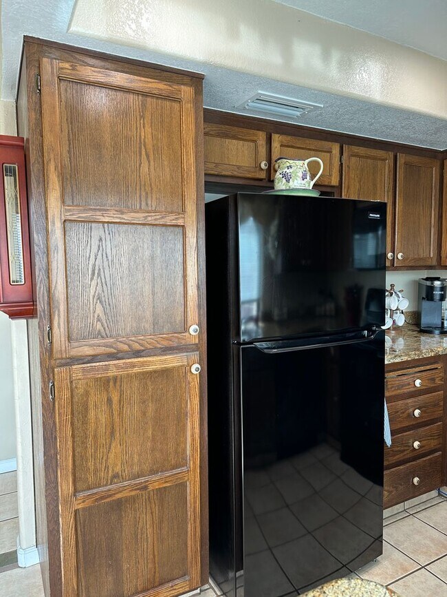 Building Photo - Winter 23/24 Furnished Rental - Nov-Dec-Jan