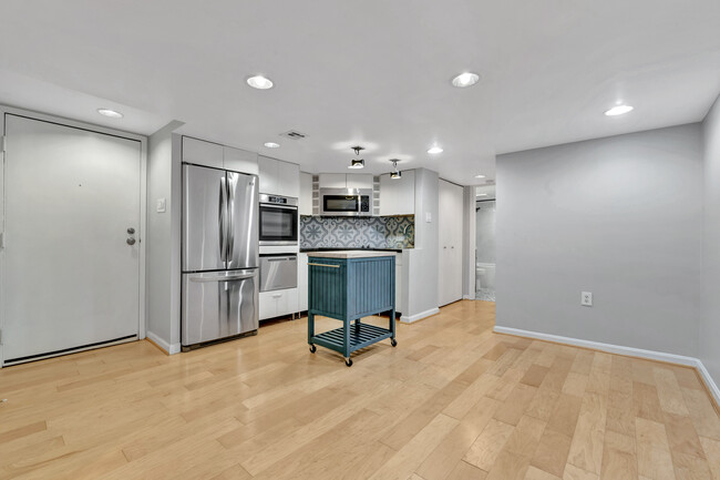 Building Photo - Marvelous 1 Bedroom Condo in Washington DC!