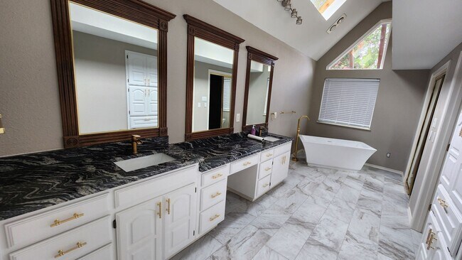 Building Photo - Remodeled with Luxurious Finishes!