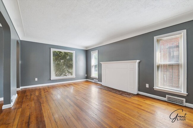 Building Photo - $1250 3 bedroom bungalow