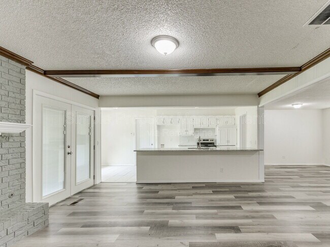 Building Photo - 704 Pepperdine Ave