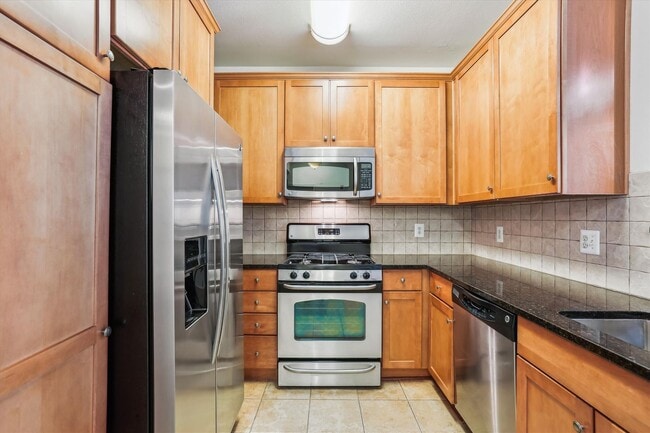 Building Photo - FRESH & READY! 2BD/2BA Next to METRO with ...