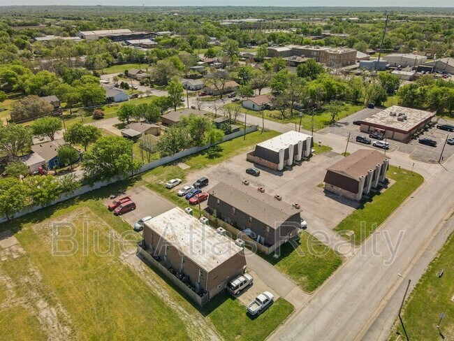 Building Photo - 406 Noble Ave