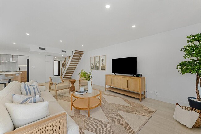 Building Photo - 1013 Bel Air Dr