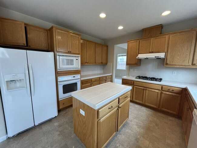 Building Photo - COMING SOON!!! 4 bedroom 3 bathroom home in Elk Grove!
