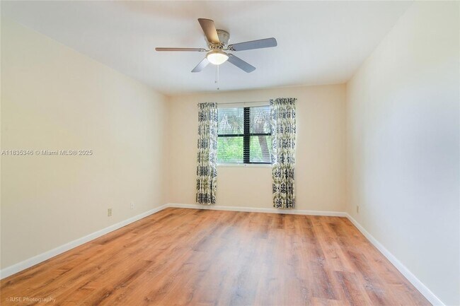 Building Photo - 567 Racquet Club Rd