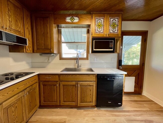 Building Photo - 2+ Bed / 1 Bath Charming House (with basement) in Sellwood