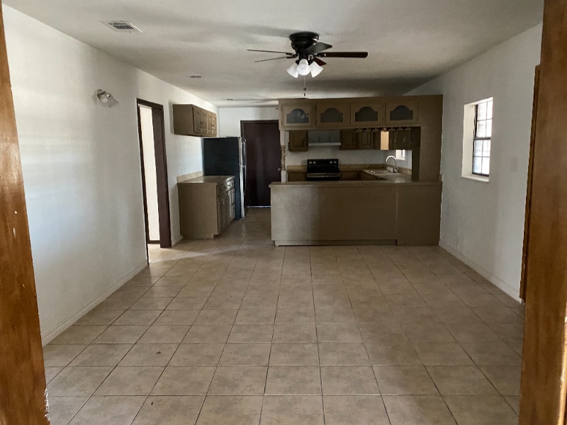 Building Photo - 613 E Expressway 83