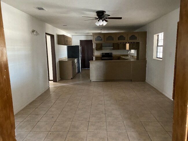 Building Photo - 613 E Expressway 83