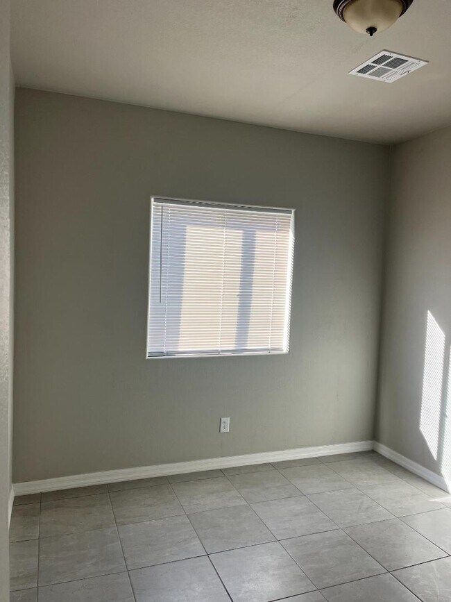 Building Photo - 10615 E 45th Pl