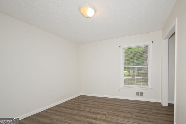 Building Photo - 2100 Whitebluff Way NE