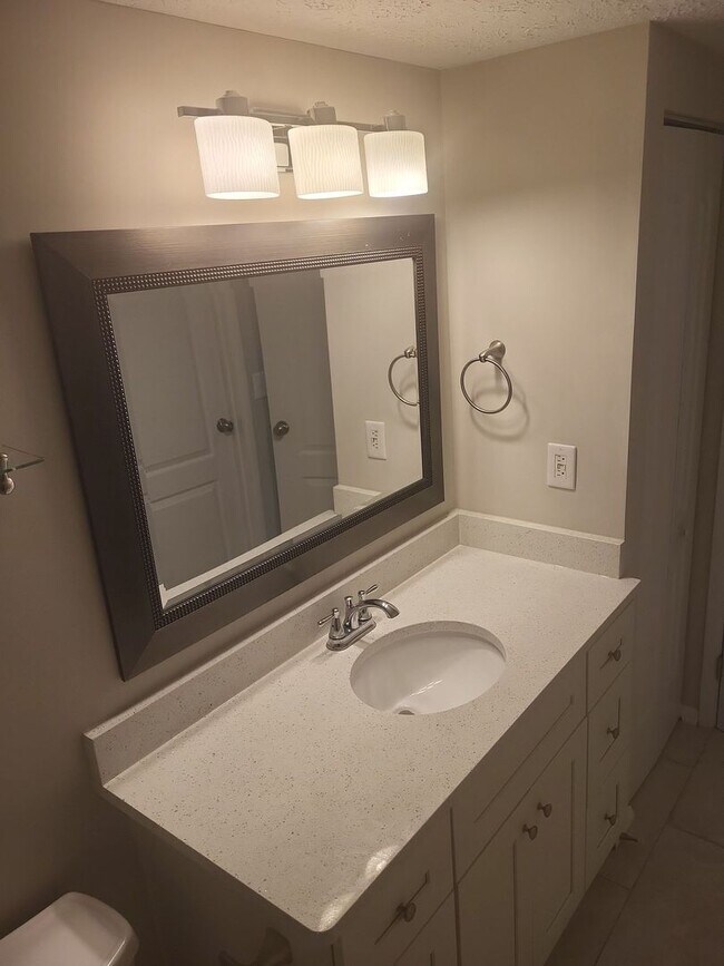 Building Photo - 916 Chatsworth Dr