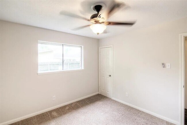 Building Photo - 1915 Solomon St