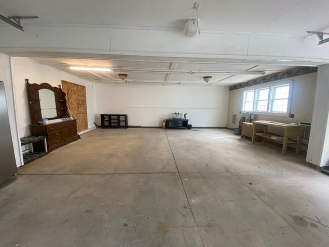 Building Photo - Beautiful 4 bedroom 1.5 bath located in th...