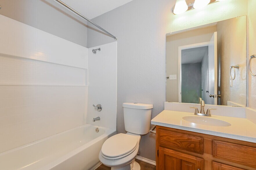 Building Photo - 1301 Southridge Dr
