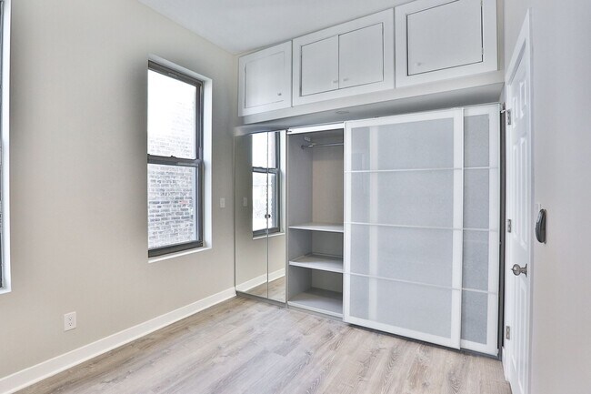 Building Photo - HUGE 5BED/2 bath in Wicker Park! Designer ...