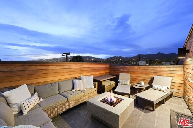 Building Photo - 1035 N Vista St