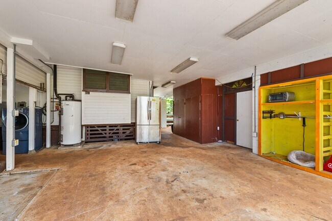 Building Photo - 3 Bed / 1.5 Bath house with carport Parking.