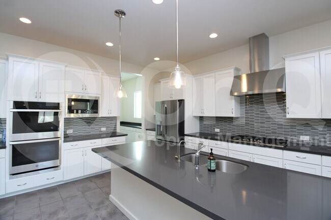 Building Photo - 1222 E La Mirada Dr